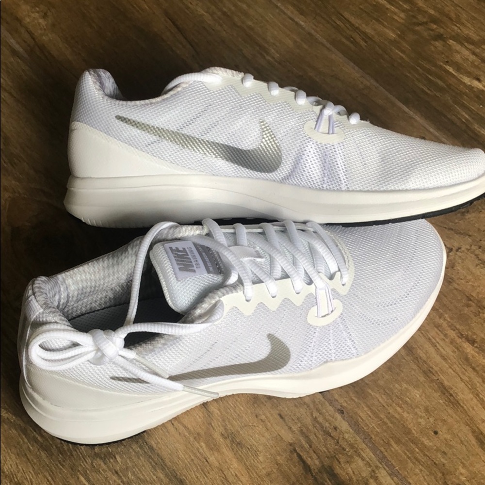 New with box - women’s Nike tennis shoes size 7.5